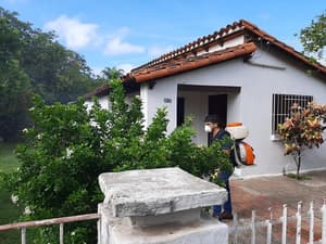 Funcionarios de empresa participan en minga contra el dengue en Villeta