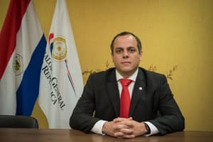 Contralor publica lujoso libro sin aclarar su financiación