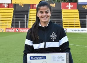 Obsequian cacerolas a futbolista y se enciende la polémica