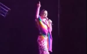 Tini se arropa con la bandera LGBTI y enciende polémica 
