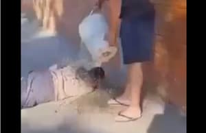 Derrama agua helada a un indigente que dormía en su vereda y causa indignación