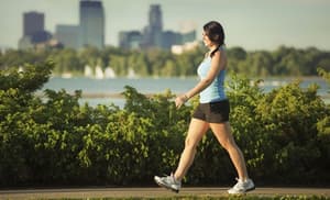 Caminar 7.000 pasos diarios mejora la salud general
