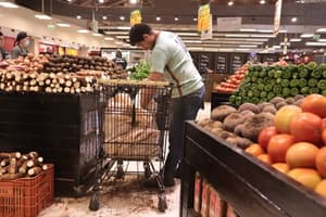 Dólar cae 22% pero precios no bajan: Capasu y Conacom explican las causas