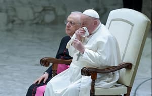 Papa Francisco hospitalizado por bronquitis persistente