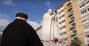 El Papa Francisco sufre crisis respiratoria y su estado sigue reservado