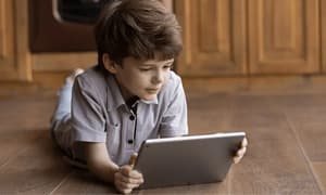 Niños pierden habilidades motoras finas por el uso de pantallas