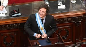 Milei propone cobrar servicios a extranjeros y deportar delincuentes