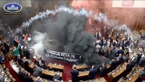 Caos en el Parlamento serbio: violencia y bengalas en sesión