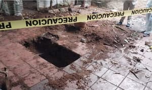 Hallan cadáver de un hombre enterrado en patio de su vivienda