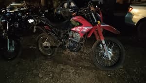Motochorros asaltan, huyen y son atropellados: uno murió