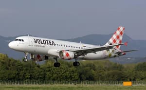 Hombre muere tras ser succionado por motor de avión en Bérgamo