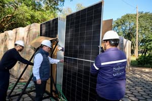 Itaipú recibe paneles solares para su planta flotante