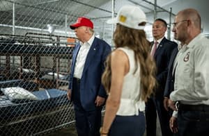 Trump inaugura cárcel migratoria en zona de caimanes