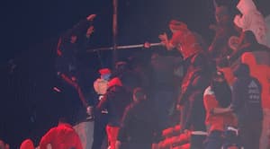 Batalla campal entre hinchas de Independiente y la U de Chile dejó varios heridos