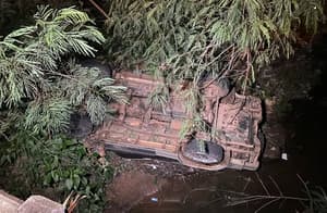 Conductor ebrio cae con su camioneta de un puente en Itauguá