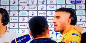 Olveira se encontraba dando declaraciones tras el clásico cuando un aficionado intentó agredirlo