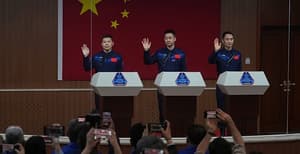 Tres astronautas chinos regresaron a la Tierra tras fallas en la cápsula por impacto de basura espacial