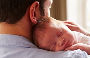Proponen extender permiso por paternidad hasta 30 días