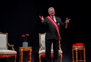 Luis Szarán recibe Gran Cruz del Mérito; presentan documental “Mborayhu Porã”