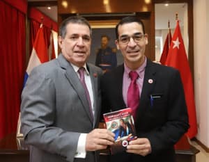 Lanzan libro sobre Horacio Cartes en acto del Partido Colorado, escrito por José Ocampos