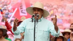 Maduro amenaza a EE.UU. y luego canta “Don’t worry”