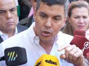 Peña esquiva preguntas y desafía a periodista