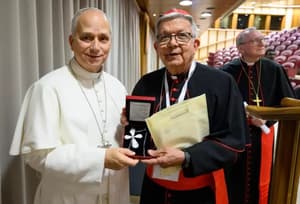 Cardenal Martínez Flores obsequia cruz de filigrana paraguaya al Papa Leo XIV. Foto: Gentileza.