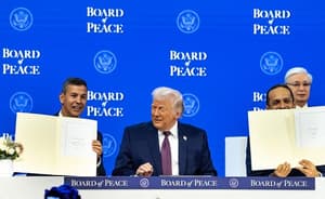 Peña firma en Davos la “Junta de Paz” impulsada por Trump
