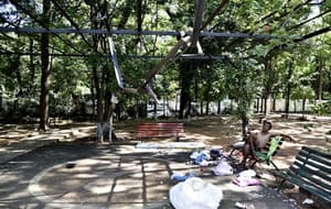 Plaza Celsa Speratti, obra que inauguró Nenecho, está abandonada y es refugio de chespis