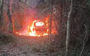 Capitán Meza: hombre quemó el auto de su pareja y se dio a la fuga