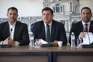 Gobierno admite posible aumento de combustibles
