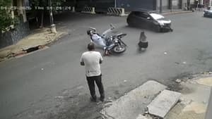 Motociclista herido y peatón afectado tras choque en el microcentro