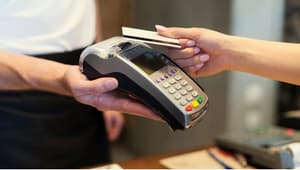 Tarjeteo para sobrevivir: crece el uso de crédito