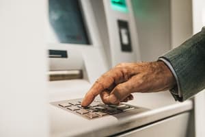 Pagos en el sector público inician con adultos mayores