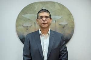MEC aparta a asesor vinculado al caso Hernán Rivas