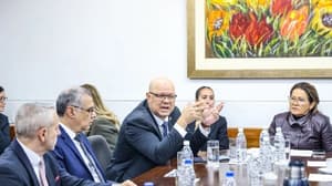 Economía analiza ampliar meta fiscal para pagar deudas
