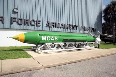 A fuerza de bombas, Trump impone su talante bélico