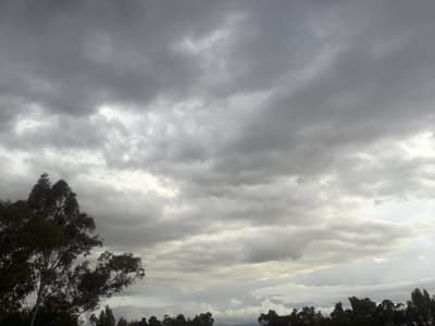 Ambiente fresco y lluvias dispersas para este domingo