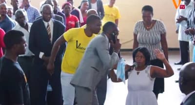 VIDEO: Un predicador africano asegura hablar por celular con Dios