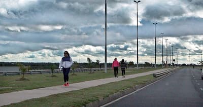 Jornada cálida con lluvias