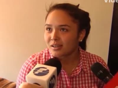 De detenida a turista. La “caradura” ahora recorre el mundo