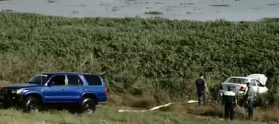 Auto termina en el río al perder el control en la Costanera