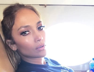 Jennifer López sorprende con diminuta tanga
