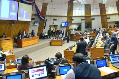 Diputados nombran a más de 900 funcionarios