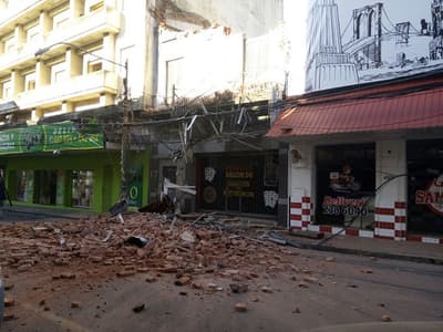 Fachada de edificio se desploma en el centro