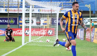 Luqueño golea en casa y se acerca a la punta