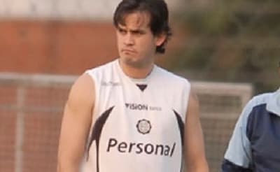 Gavilán saca pecho al no ser invitado