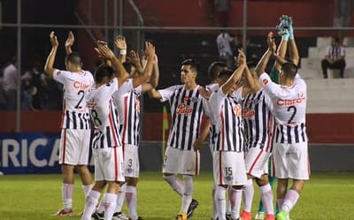 Libertad se instala en octavos