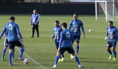 Arce ensaya equipo ofensivo para medir Chile