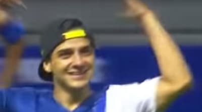 Invadió la cancha para abrazar a Ronaldinho pero no lo encontró